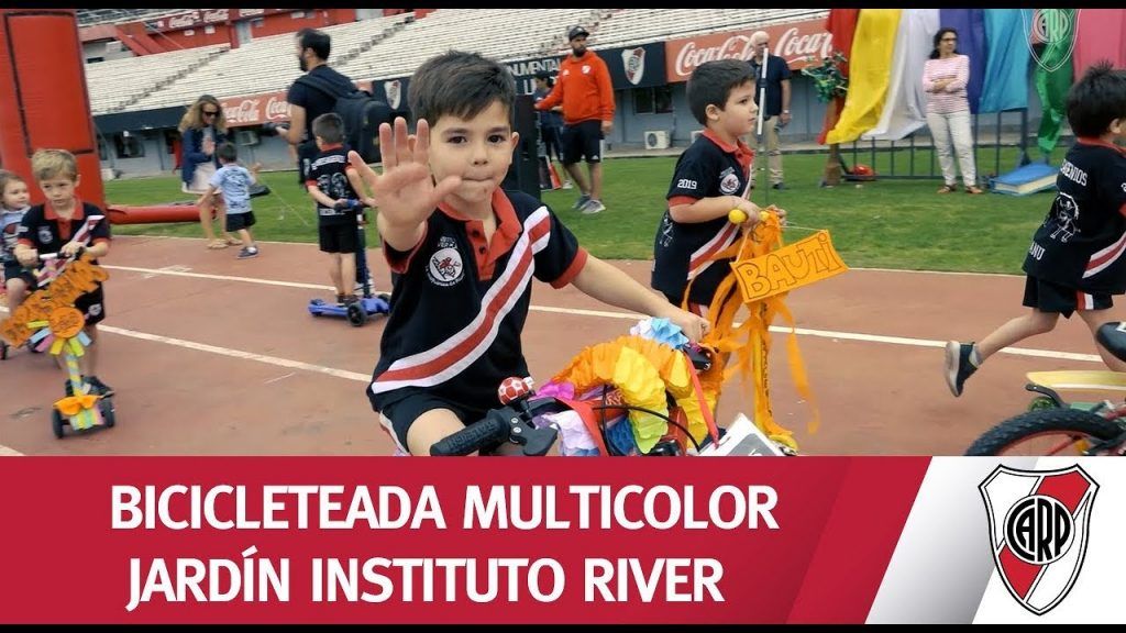 (VIDEO) Mirá lo que fue la Bicicleteada Multicolor de los alumnos de Jardín del Instituto River Plate
