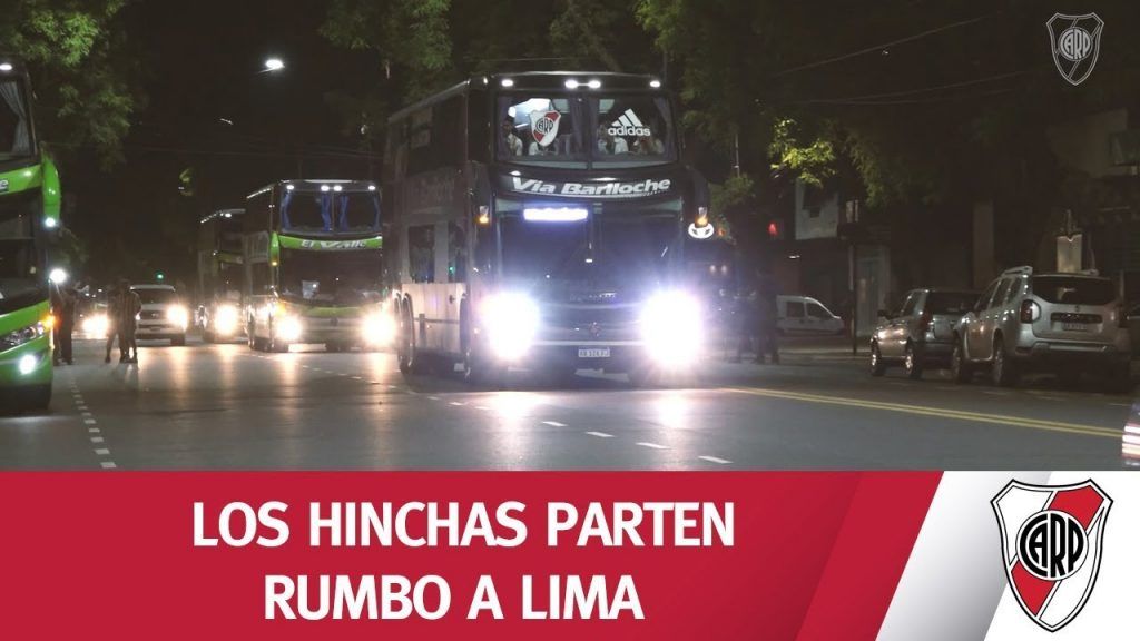 (VIDEO) ¡RUMBO A LIMA! Mirá la salida de los hinchas hacia Perú desde el Monumental