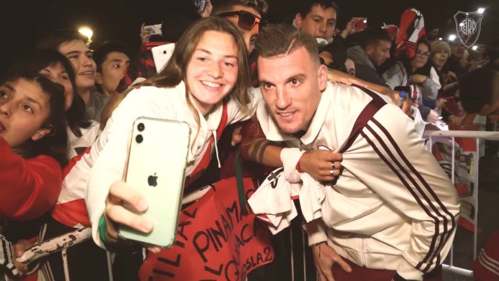(VIDEO) ¡Mar del Plata es de River! Mirá la espectacular recibida de los hinchas millonarios al plantel