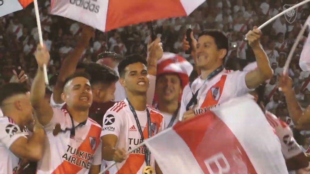 (VIDEO) EXCLUSIVO – ¡La Copa Argentina en las manos del campeón!