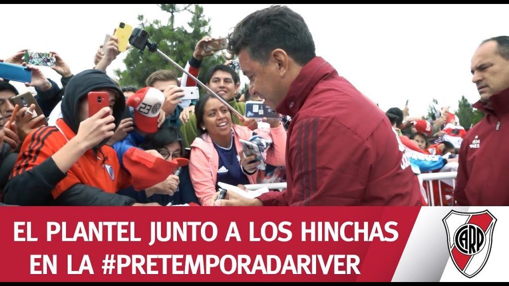 (VIDEO) ¡ESTO TAMBIÉN ES RIVER! Los jugadores sacándose fotos con los hinchas