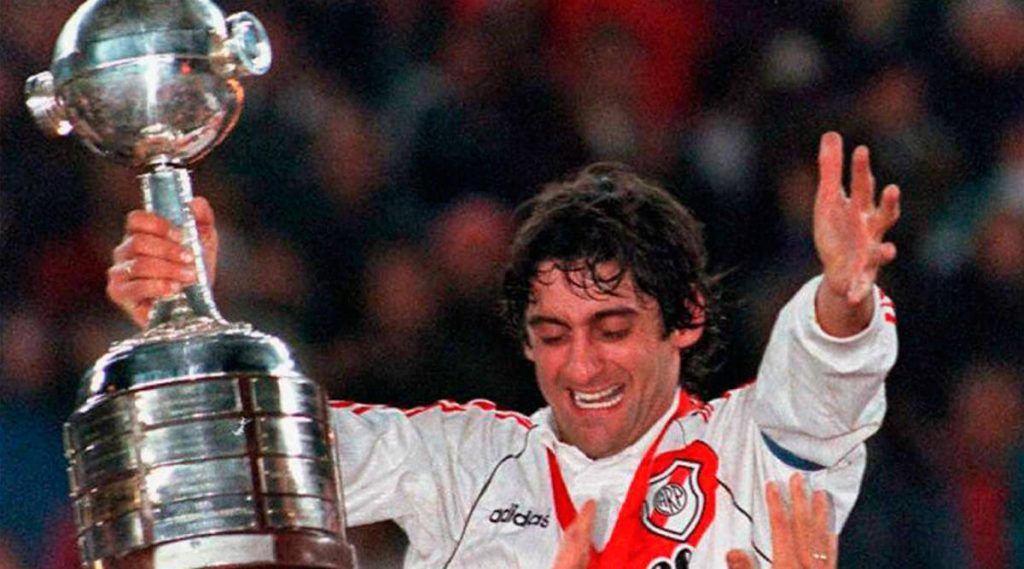 Enzo Francescoli, a 37 años de su debut y el comienzo de un romance eterno
