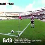 Pinola donó su camiseta para subastar.