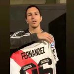 Nacho Fernández donó otra camiseta.