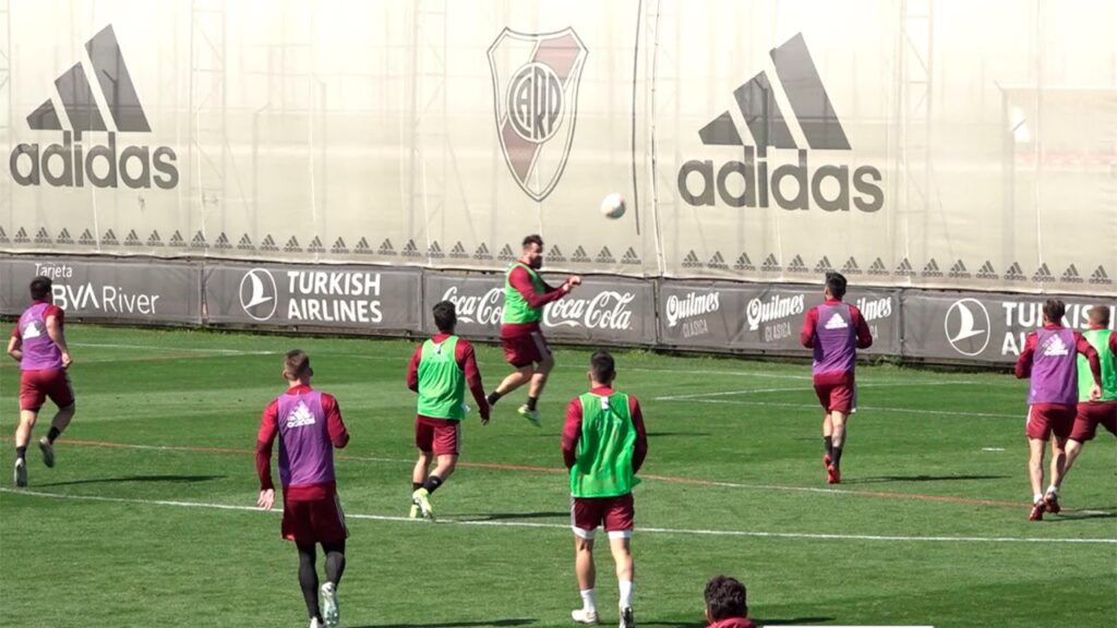 (VIDEO) Pratto inventó un golazo en el fútbol reducido