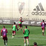 (VIDEO) Pratto inventó un golazo en el fútbol reducido