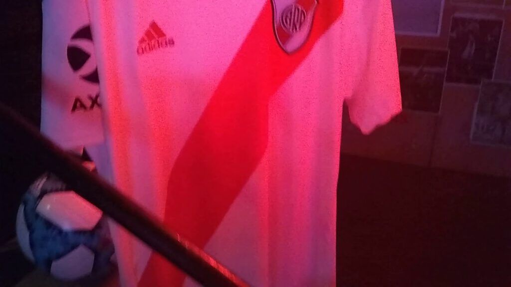 Mirá la camiseta de cerca.