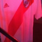 Mirá la camiseta de cerca.