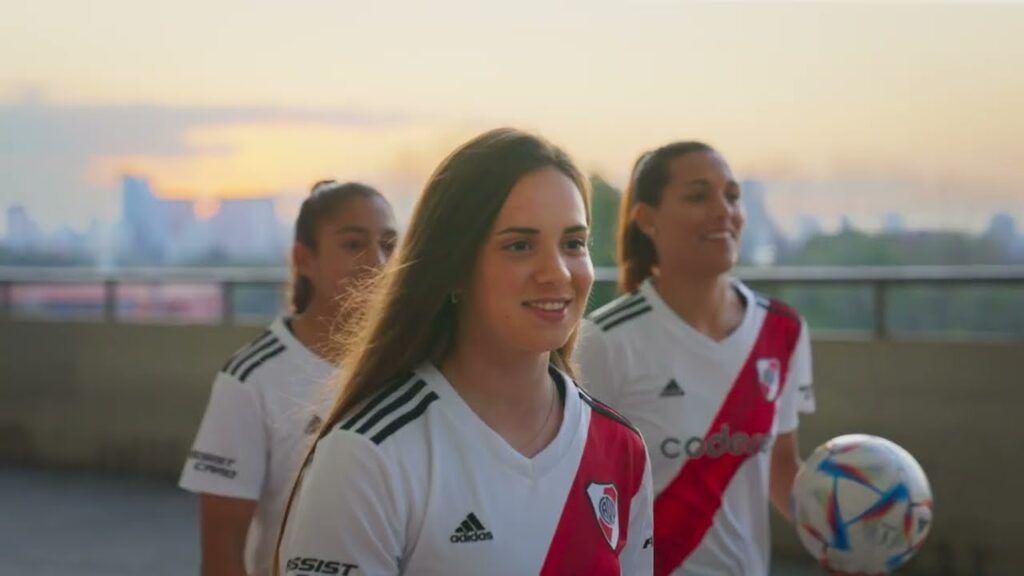 (VIDEO) Nueva camiseta titular de River Plate #DeRiverDeCorazón ⚪️❤️