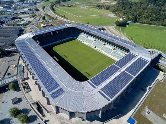 campo de futbol y placas solares